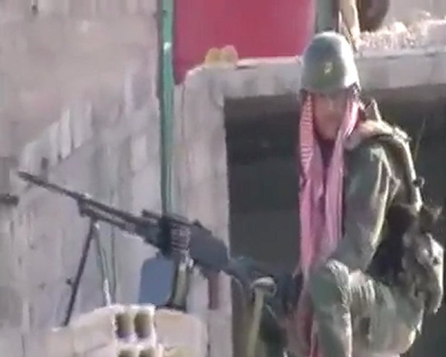 فري برس   سقبا ريف دمشق رشاش مع جندي أعلى أحد أسطح المباني 21 10 2011