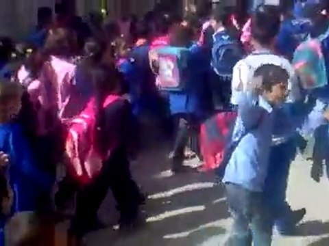 فري برس حمص الحولة مظاهرة عفوية لتلاميذ` المدارس و هم يهتفون ما بنركع إلا لله 23 10 2011