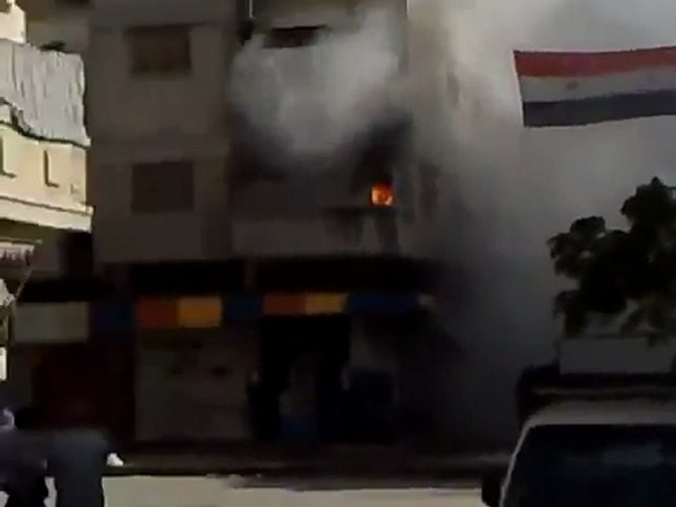 فري برس   حمص حي الخالدية قصف المنازل بالمدرعات 23 10 2011