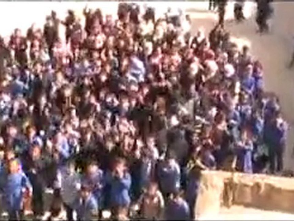 فري برس   الحولة مظاهرة عفوية لتلاميذ إحدى ابتدائيات الحولة و أثناء استراحتهم و هم يهتفون للشعب الليبي و يطالبون بإعدام الرئيس 23 10 2011