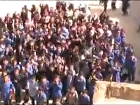 فري برس الحولة مظاهرة عفوية لتلاميذ إحدى ابتدائيات الحولة و أثناء استراحتهم و هم يهتفون للشعب الليبي و يطالبون بإعدام الرئيس 23 10 2011