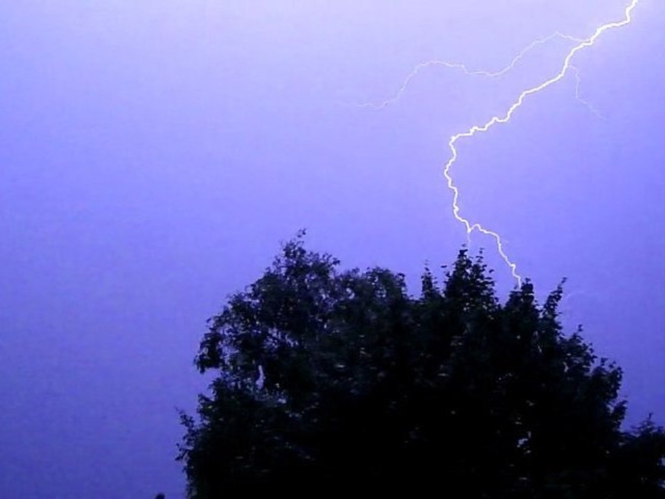 lightning slo-mo 24 Aug 2011