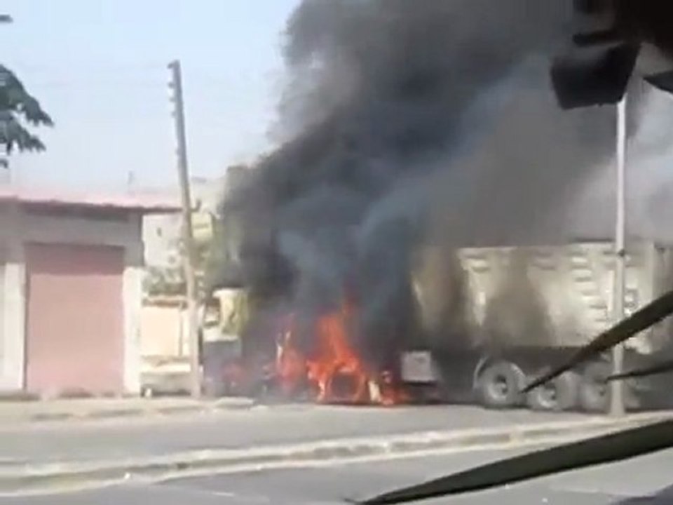 فري برس   حمص دير بعلبة قصف شاحنة من قبل عصابات الاسد 23 10 2011