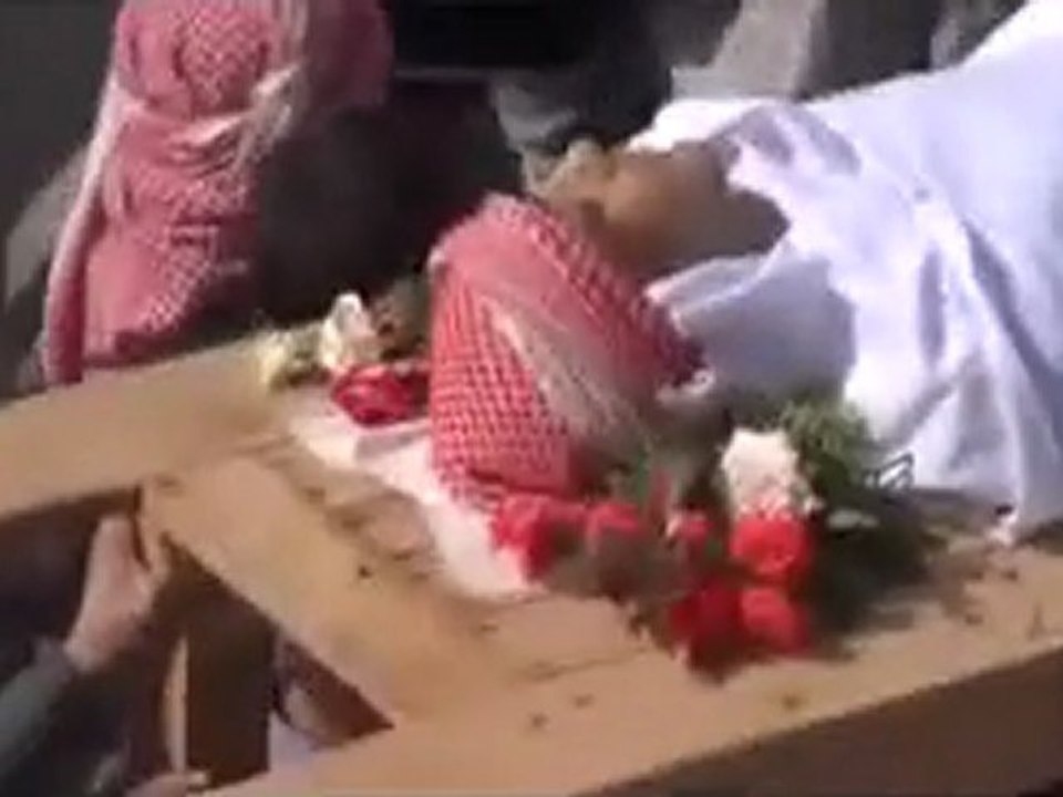 فري برس   مدينة ادلب قرية فيلون تشييع الشهيد عبد الكريم ابن رسلان عيدي 23 10 2011 جـ1