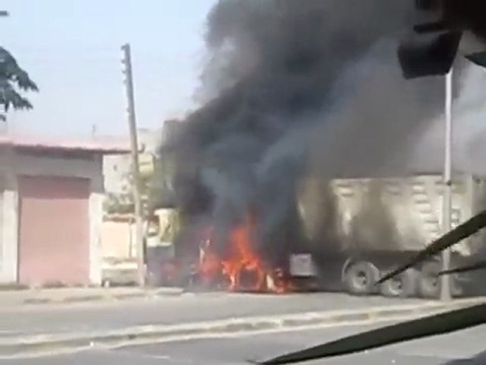 فري برس   حمص دير بعلبة قصف شاحنة من قبل عصابات الاسد 23 10 2011
