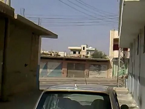 فري برس حمص دير بعلبة لحظة دخول الدبابات قبل قصف الشاحنة 23 10 2011