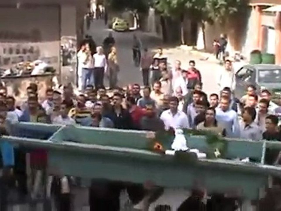 فري برس   تشيع الشهيد طارق الاحدب من حي الخالدية جامع الغفران 24 10 2011