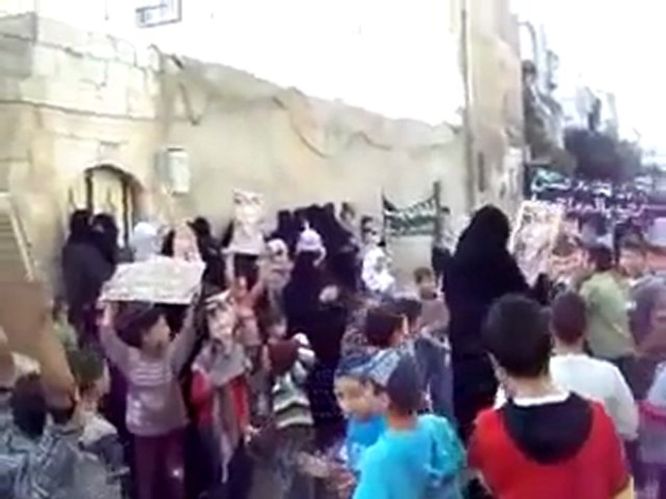 فري برس   حماه الحميدية انتفاضة الحرائر امام منزل الشهيد وائل كبيسي 22 10 2011 ج1