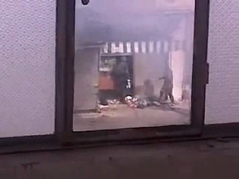 فري برس حمص ديربعلبة مقطع يظهر كيف شبيحة الاسد تسرق المحال التجارية 24 10 2011