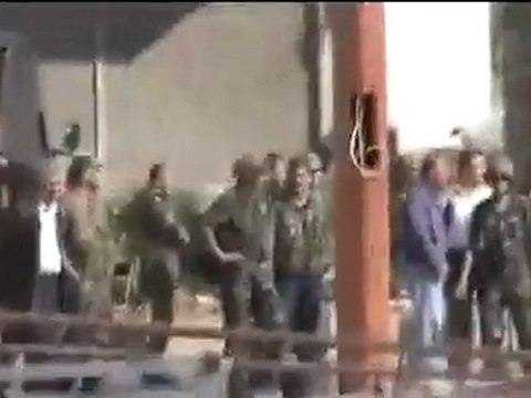 فري برس درعا الصنمين اقتحام عصابات الاسد المدينة واطلاق نار على المتظاهرين لفك الاضراب والعصيان المدني 25 10 2011