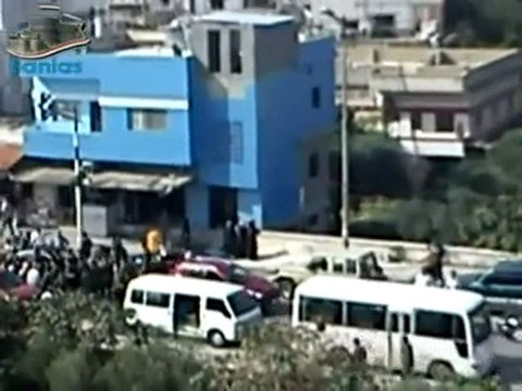 فري برس بانياس قوات الامن والشبيحة تلاحق المتظاهرين 25 10 2011