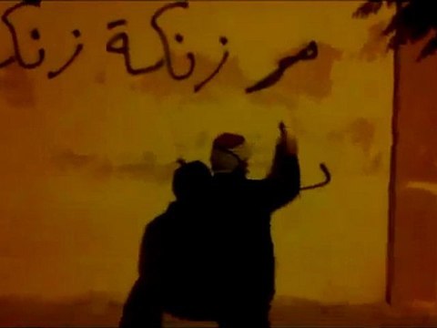 فري برس حلب مارع الرجل البخاخ يملأ مارع بعبارات الحرية ج1