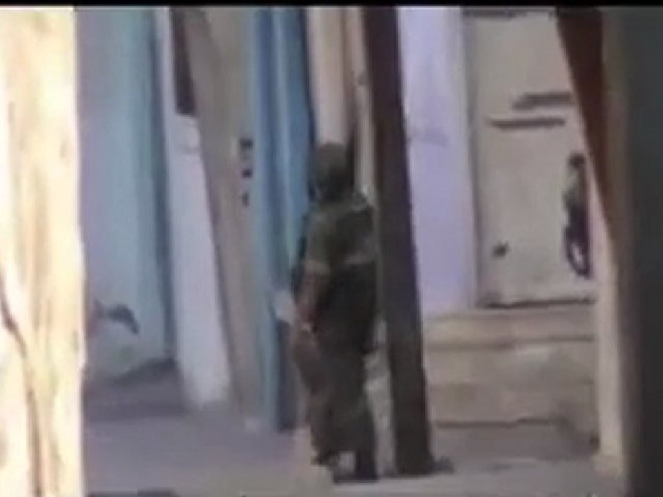 فري برس   حمص باب السباع اقتحام المنازل من قبل عصابات الاسد 25 10 2011