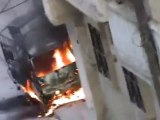 فري برس   حمص كرم الزيتون قصف الحي بالدبابات و إصابة سيارة بقذيفة مسمارية و هي تحترق 25 10 2011