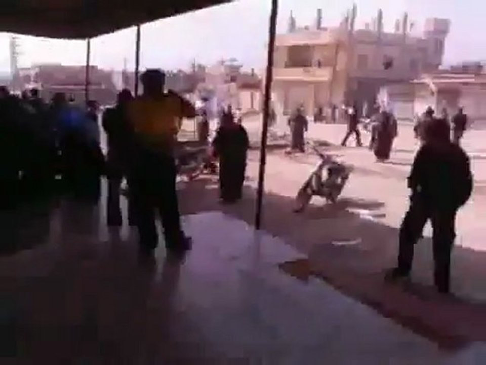 فري برس   كفرنبودة حماه تفريق مظاهرة حاشدة لاحرار كفرنبودة بالغازات السامة وهجوم الشبيحة بالمدرعات ردوا الثوار بالتكبير 26 10 2011