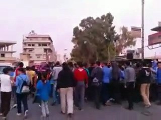 فري برس   الرجل البخاخ في مظاهرة الطلاب في أربعاء الاضراب 26 10 2011