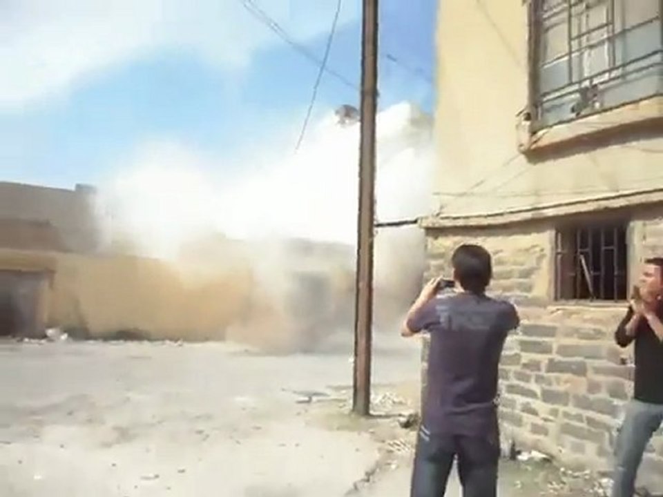 فري برس   حمص باباعمرو هام جدا قصف على المنازل 26 10 2011 ج1