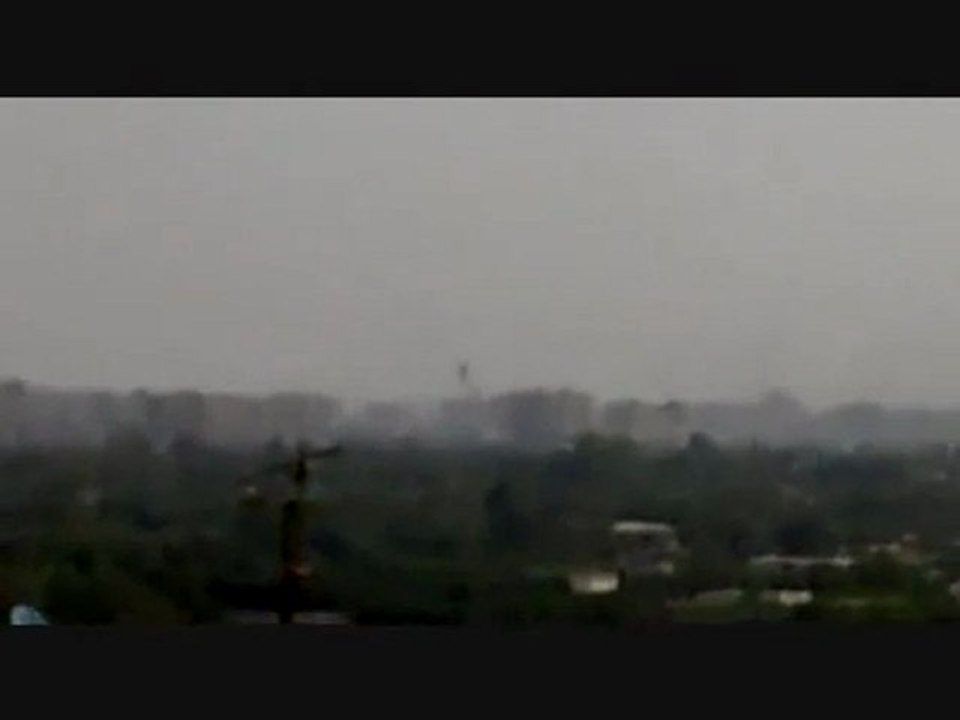 فري برس   أجواء حرب في حمص وأعمدة الدخان تتصاعد من بابا عمر بسبب القصف العنيف 26 10 2011