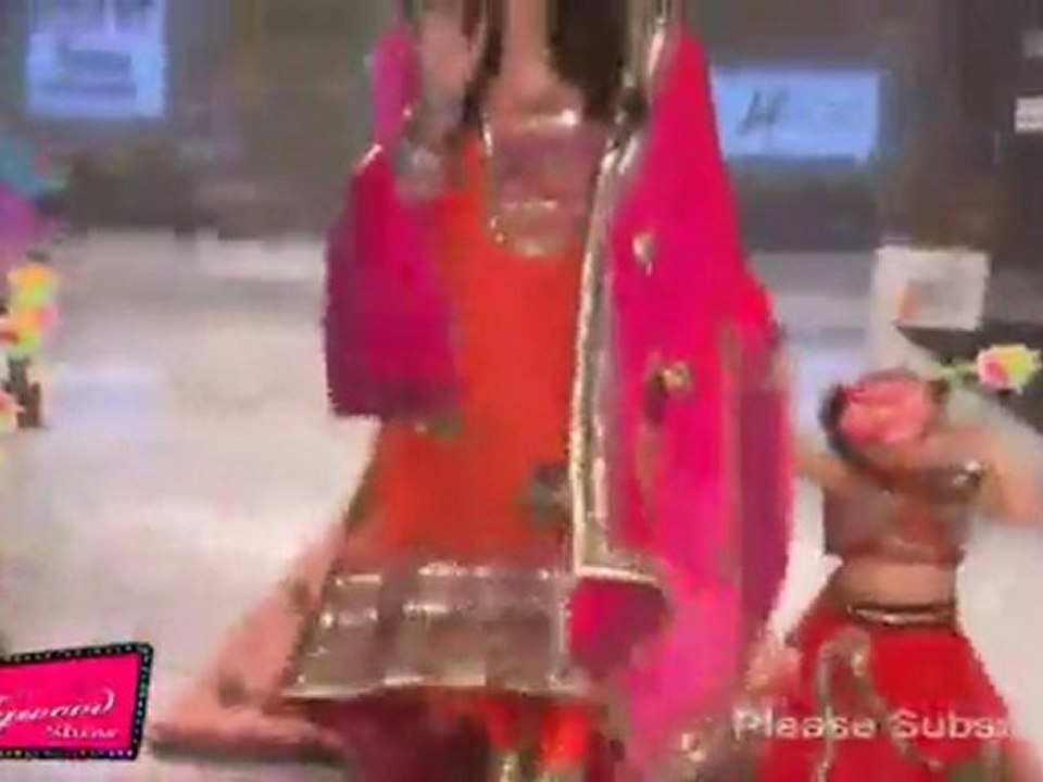 Gorgeous Babe Sushmita Sen Looks Beautiful @ India Fashion Week