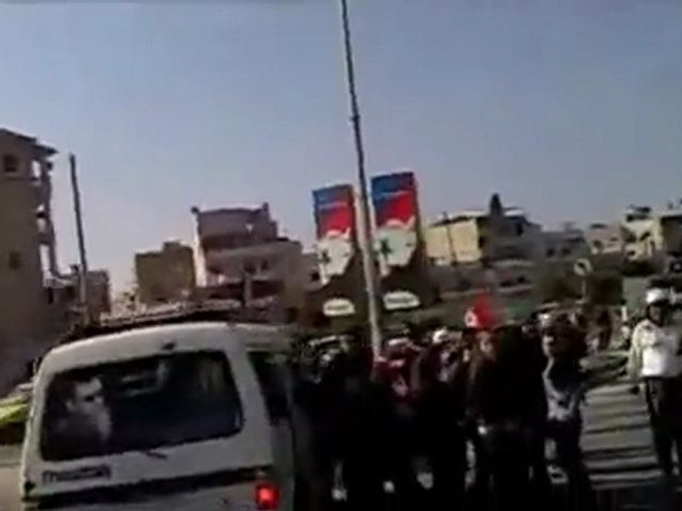 فري برس   اللاذقية الباصات التي جلبت المؤيدين من القرى 27 10 2011 ج3