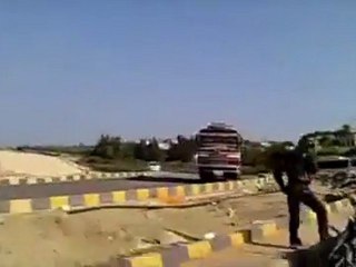 فري برس   اللاذقية الباصات التي جلبت المؤيدين من القرى 27 10 2011