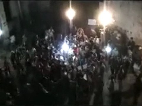 فري برس حمص الحولة مظاهرة مسائية تتحدى رصاص الجيش الأسدي و شبيحته و يظهر فيها الرصاص المتفجر الذي يصيب خزان المياه المجاور للمتظاهرين 29 10 20