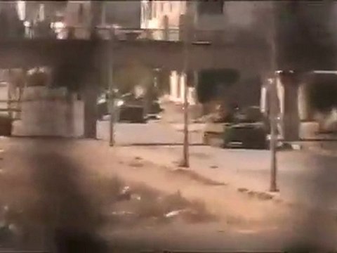 فري برس حمص بابا عمرو المدرعات تقصف البيوت والمدنيين الله الله يا عرب 29 10 2011