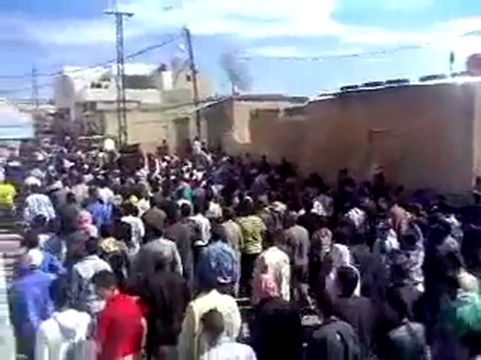 فري برس   حماه كفرنبودة مراسم تشييع الشهيد محمود قميروا  30 10 2011