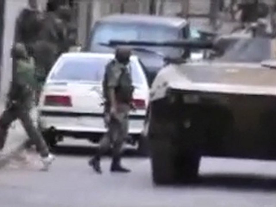 فري برس   حمص باب السباع اقتحام الحي من قبل قوات الامن والشبيحة مدعومة بالاليات والمدرعات 31 10 2011