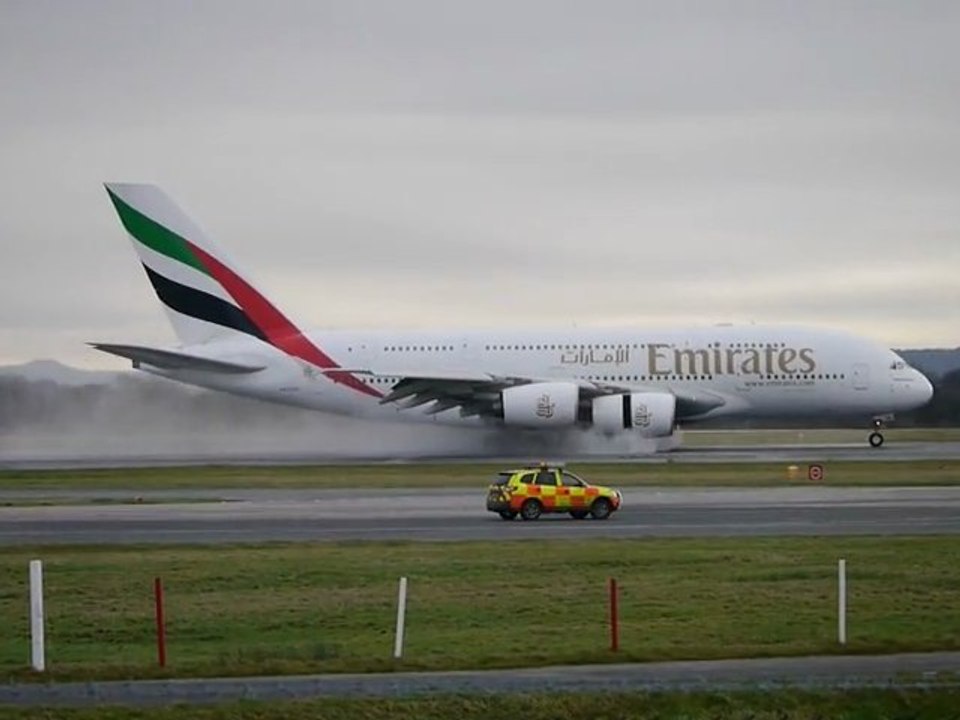 airbus 380 runway landing
