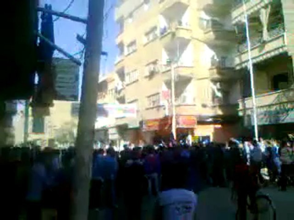 فري برس   ديرالزور مظاهرة طلابية رد على مسيرة التايد قبل التحام المظاهرتين الموئية والموالية وقبل اطلاق النار واصابة ابن بطاح  1 11 2011