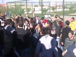 فري برس   الجامعة الاوروبية طلاب مؤيدين وترديدهم هتافات طائفية 1 11 2011