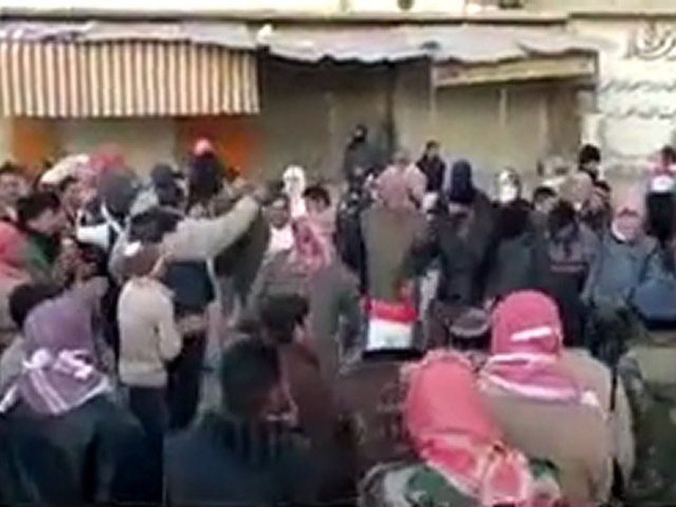 فري برس   حلب مارع أبطال مارع يتظاهرون أمام باص الأمن 2 11 2011 ج2