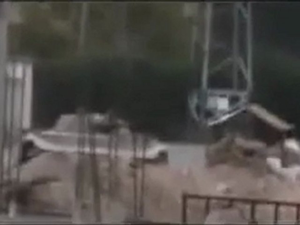 فري برس   حمص بابا عمرو مدرعات عصابات الاسد تقصف المنازل والمدنيين 2 11 2011