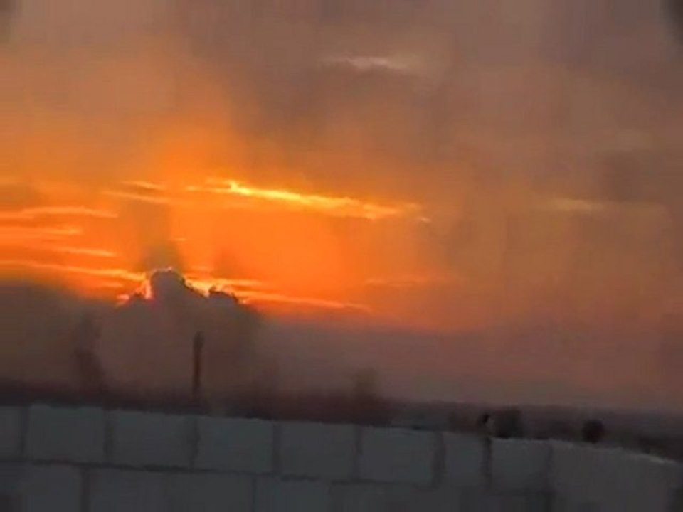 فري برس   حمص بابا عمرو تصاعد اعمدة الدخان من المنازل جراء قصف عصابات الاسد للمدنيين 2 11 2011