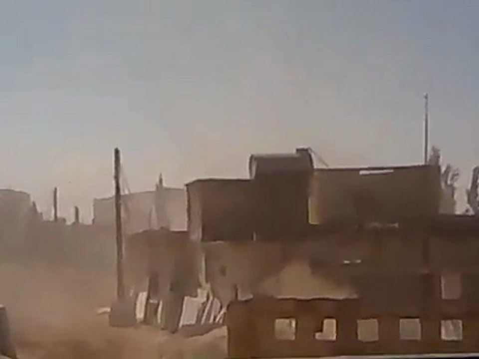 فري برس   احتراق المنازل في باباعمرو واطلاق النار على المصور 2 11 2011