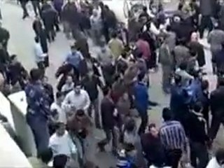 Download Video: فري برس   حلب   صلاح الدين   هجوم الامن بالغاز المسيل للدموع 4 11 2011