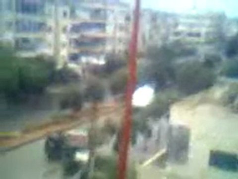 فري برس حماة قوات الامن و الشبيحة تطلق النارعشوائيا 4 11 2011