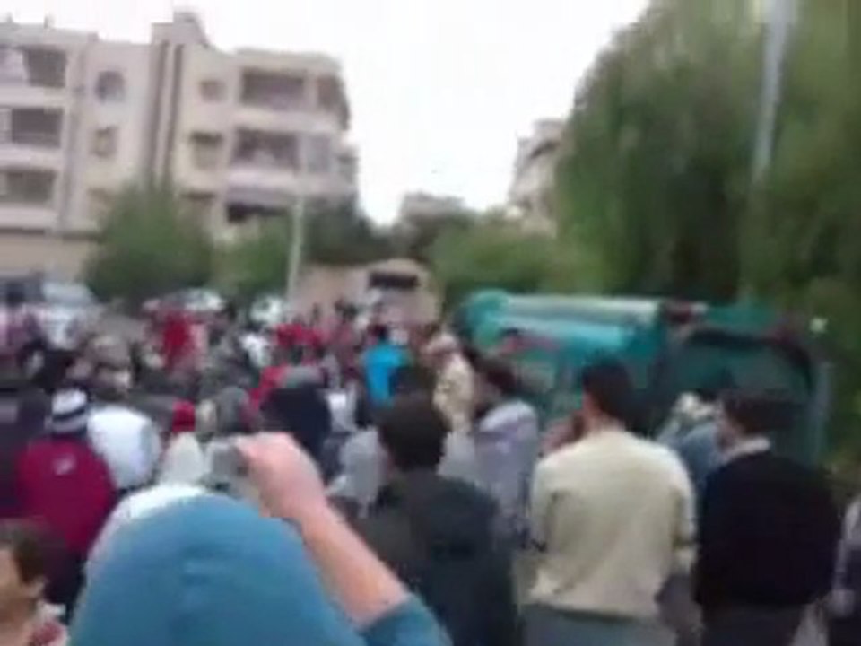 فري برس   حماة حي الكرامة جمعة الله اكبر مظاهرة لاحرار الحي وقدوم الامن لقمعها 4 11 2011