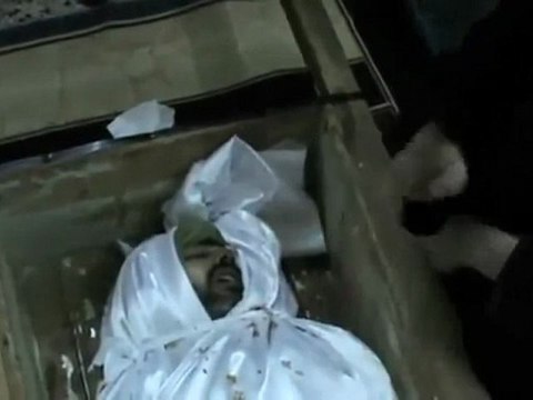 فري برس حمص حي الخالدية ‫تكفين الشهيد فراس نشيوتوي‬ 5 11 2011