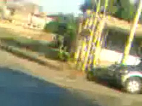 فري برس محاصرة الامن والشبيحة بالمئات لمسجد ابو بكر 6 11 2011