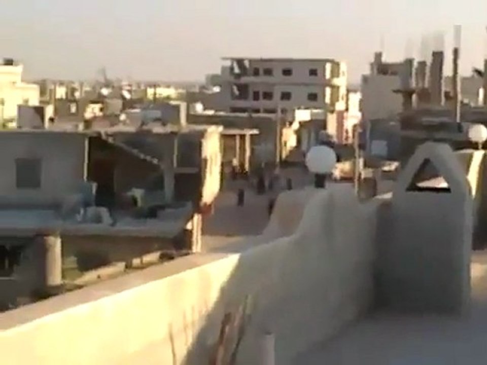 فري برس   حوران عتمان هجوم الأمن على المتظاهرين 8 11 2011