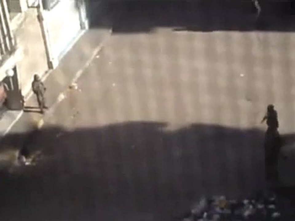 فري برس   حمص حي الخالدية اقتحام قوات الامن لحي الخالدية رابع ايام عيد الاضحى المبارك  9 11 2011 ج3