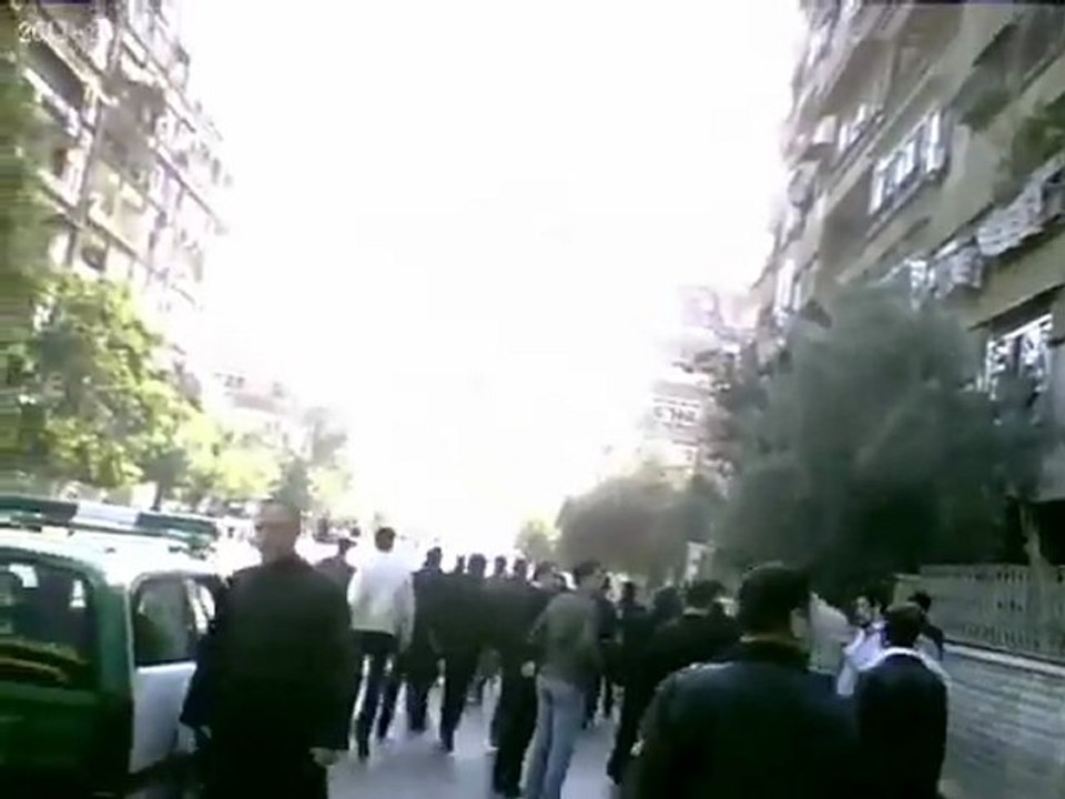 فري برس   بداية مظاهرة جامع زين العابدين والتواجد الأمني في محيط الجامع جمعة تجميد العضوية دمشق الميدان 11 11 2011