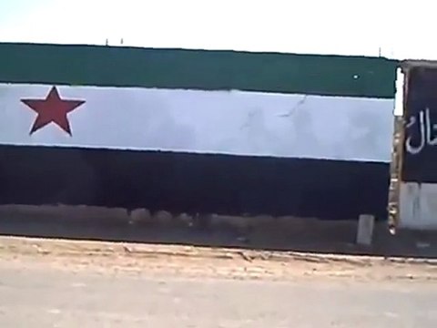 فري برس خربة غزالة الرجل البخاخ يعيد رسم علم الإستقلال على حائط المقبرة بعد قيام عصابات الأمن بمسحه ج2 السبت 12 11 2011