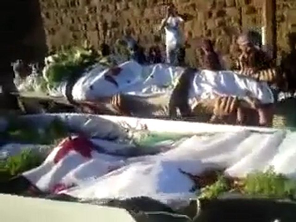 فري برس   بصرى الشام مقطع رائع لتشييع شهداء الحرية 13 11 2011