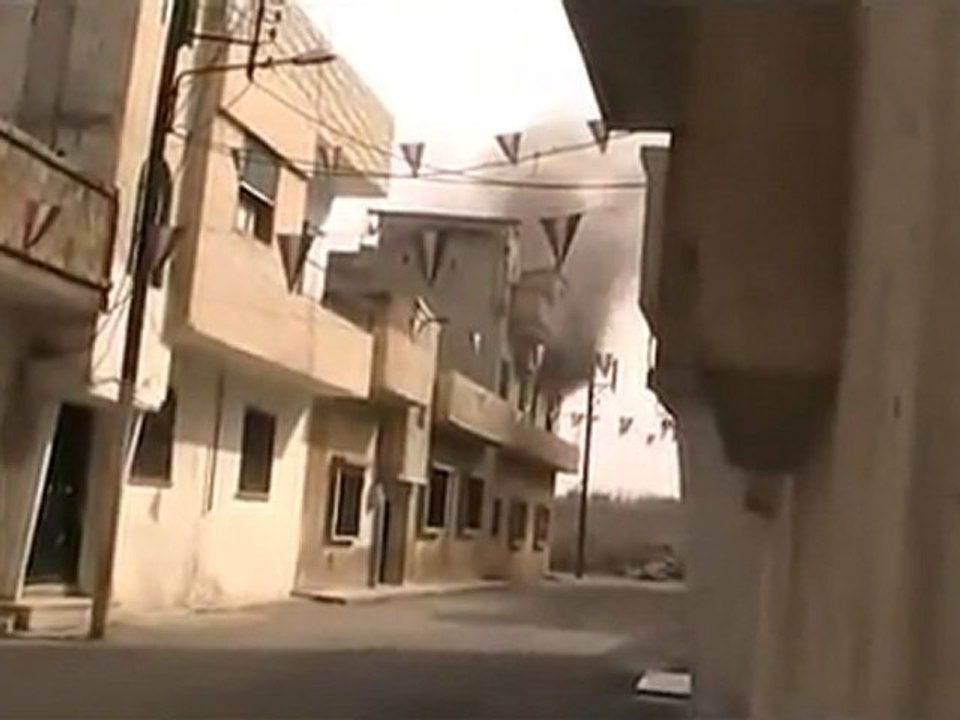 فري برس   باباعمرو منزل يحترق جراء القصف 14 11 2011