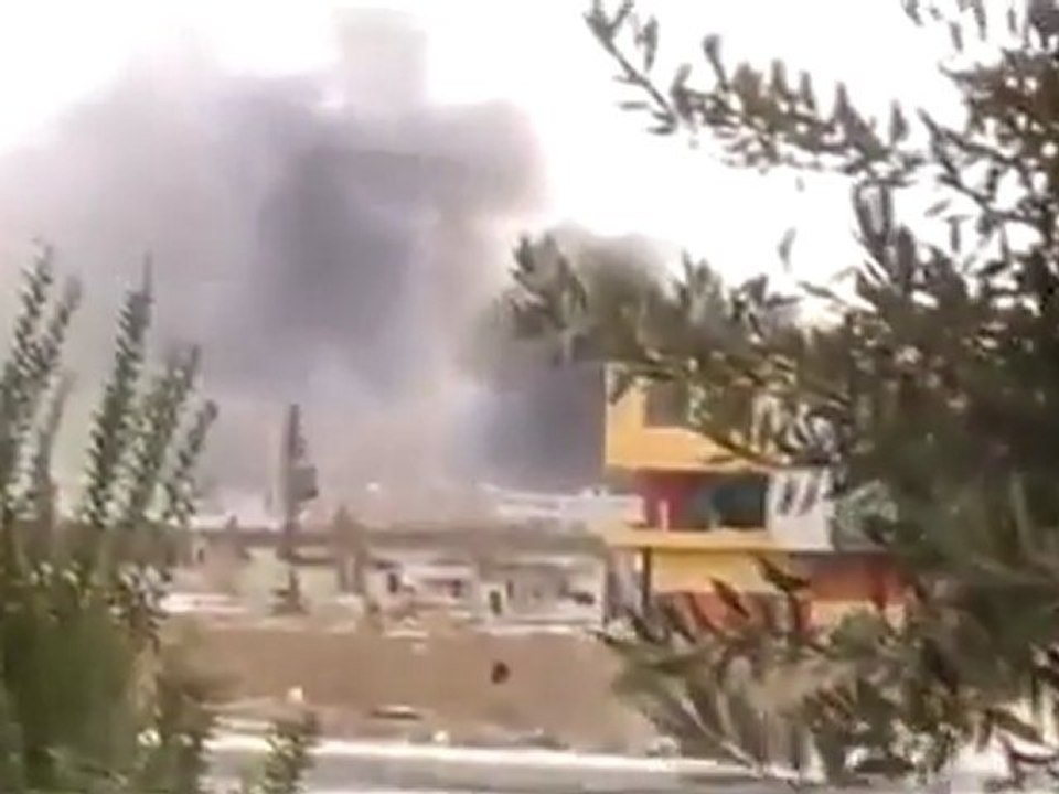 فري برس   حمص بابا عمرو قصف المنازل بشكل عشوائي وتصاعد أعمدة الدخان 14 11 2011 جـ1