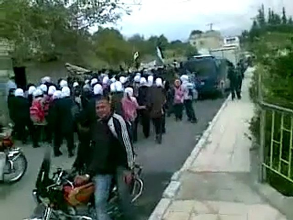 فري برس   الحفة بابنا والجنكيل مظاهرة طلابية رائعة 13 11 2011 ج1