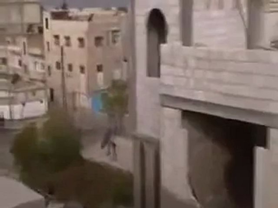 فري برس   حمص باباعمرو عصبات الاسد تطلق النار ع الناس 16 11 2011